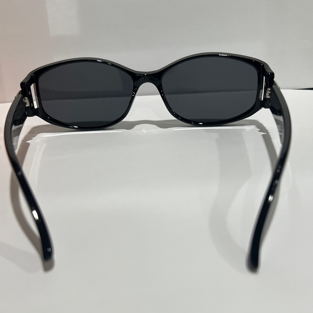 Louis Vuitton Black Sunglasses with Gold Accents unisex - Picture 3 of 10